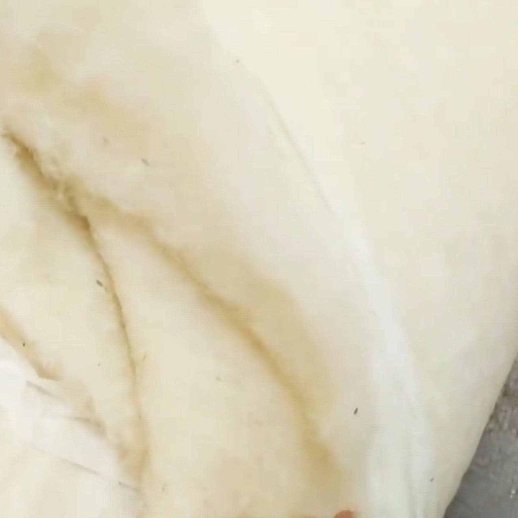 Virgin sheep&#39;s wool batting roll, untreated and un-dyed, ideal for insulation and bedding.